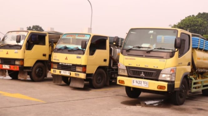 Tiga truk pengangkut tinja yang diamankan DLH DKI Jakarta
