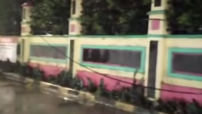 Kabel menjuntai di depan SDN 04 Petang, Semanan, Kalideres