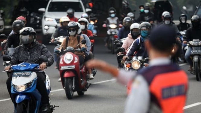 Dishub DKI mengatur lalu lintas di Jalan Otista.