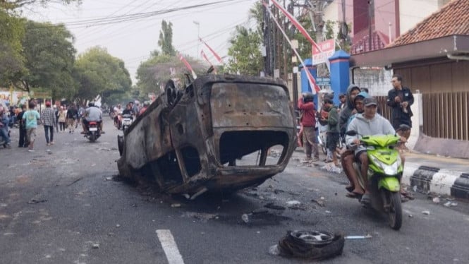 Mobil aparat kepolisian terbakar di Jalan Dokter Wahidin Pati.