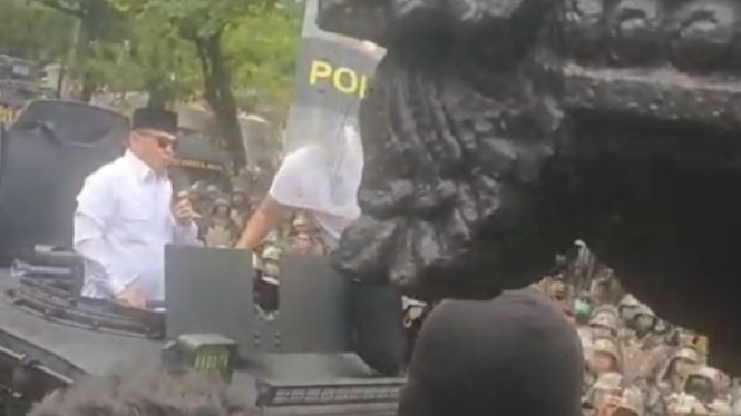 Foto tangkapan layar saat Bupati Pati Sudewo menemui pengunjuk rasa.