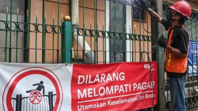 Pekerja di Stasiun Cikini