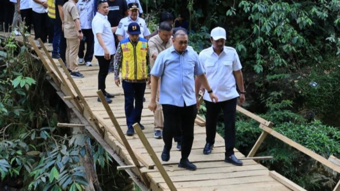 Jembatan darurat di Pasaman