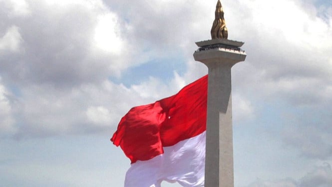 Arsip foto - Bendera Merah Putih raksasa berkibar di tugu Monas.