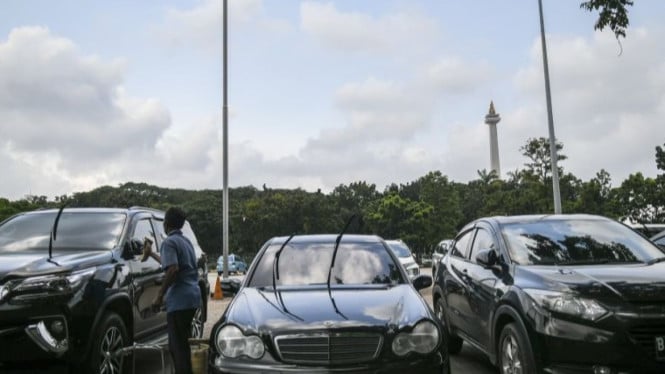 Kendaraan parkir di pelataran IRTI Monas.