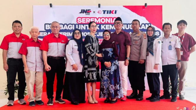 JNE bersama TIKI menyerahkan bantuan secara simbolis