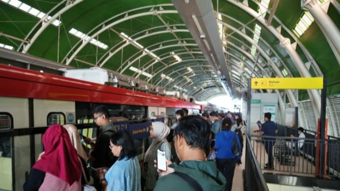 Ilustrasi - Sejumlah penumpang hendak menaiki LRT Jabodebek.