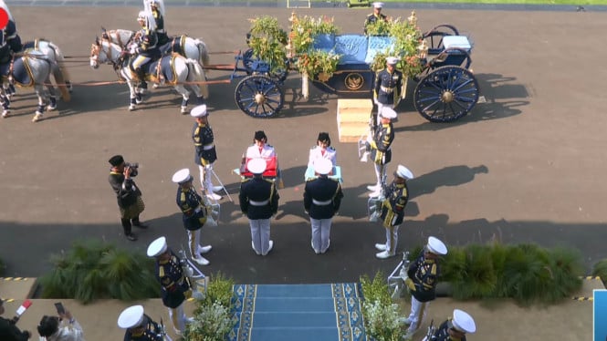 Penyerahan Merah Putih dan Teks Proklamasi di Istana Merdeka