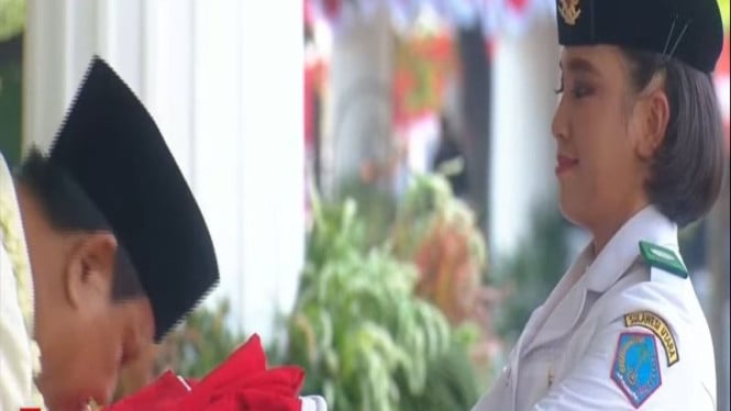 Presiden Prabowo Subianto mencium bendera merah putih.