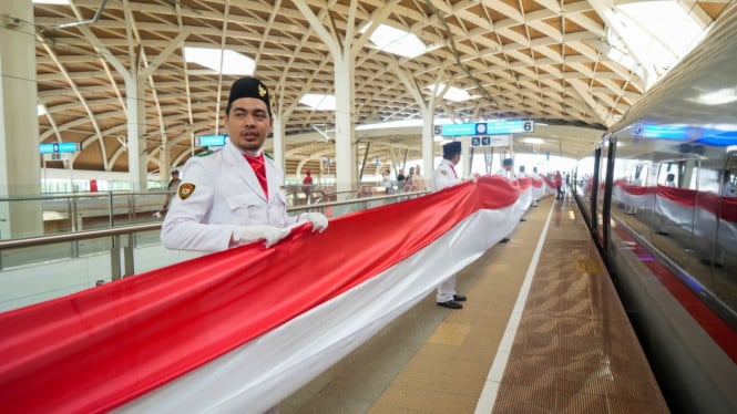 Bendera merah putih dibentangkan sepanjang kereta cepat Whoosh