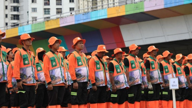 Petugas kebersihan DLH DKI Jakarta