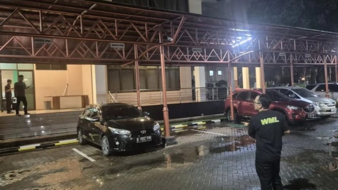 Sejumlah Orang Keluar dari DPRD Bekasi Karena Gempa