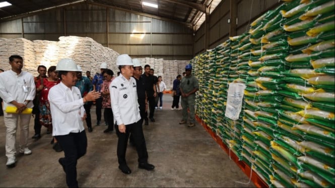 Pj Gubernur Papua Agus Fatoni meninjau gudang Bulog