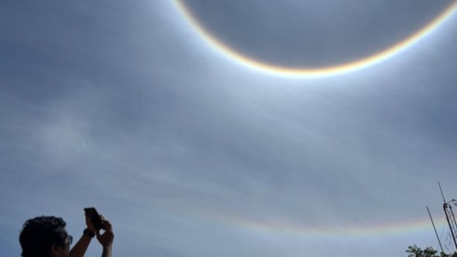 Fenomena halo menghiasi langit Kota Batam.