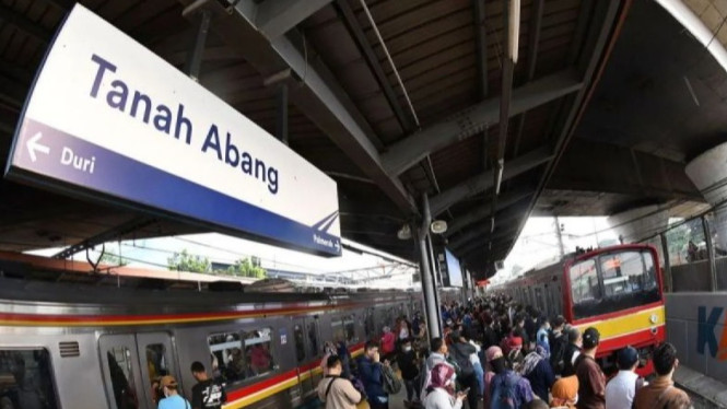 Sejumlah penumpang di Stasiun KRL Tanah Abang
