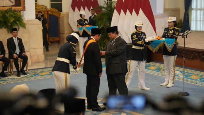 Sultan Baktiar Najamudin Raih Bintang RI Utama dari Presiden