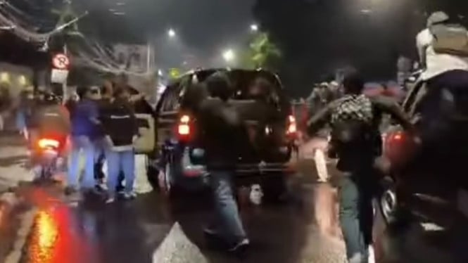 Aksi Massa Merusaki Mobil Dinas Kelurahan Manggarai Selatan