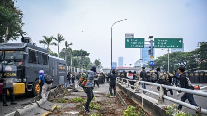 Aksi unjuk rasa di gedung DPR