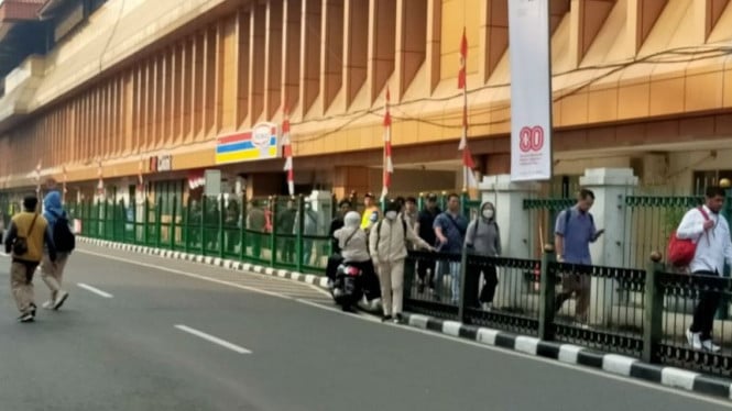 Ilustrasi - Penumpang KRL di Stasiun Cikini, Jakarta.