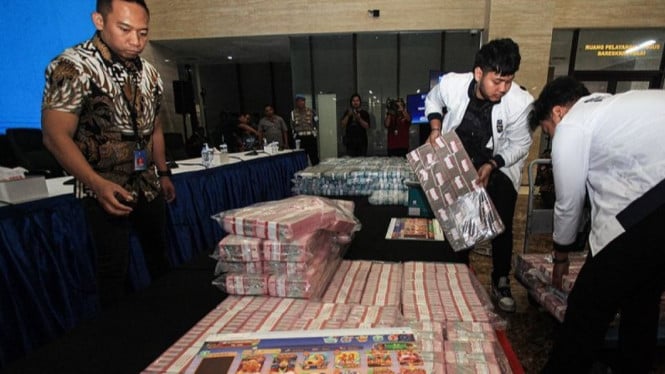 Arsip foto - Petugas memeriksa barang bukti kasus judi online.