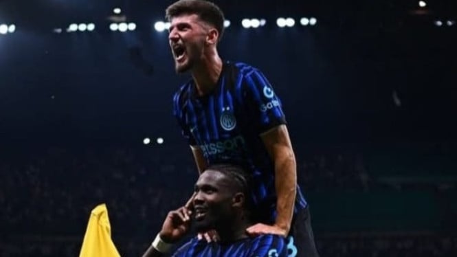 Pemain Inter Marcus Thuram merayakan gol.