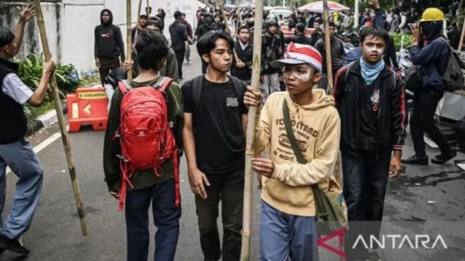 Sejumlah Pengunjuk Rasa di Depan DPR RI
