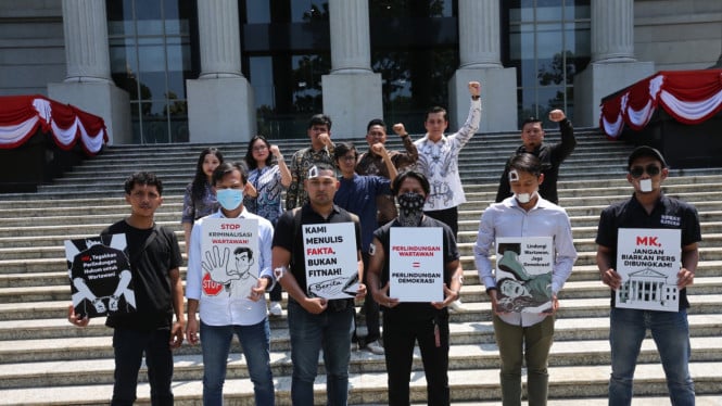 Aksi Teatrikal Iwakum depan Gedung MK