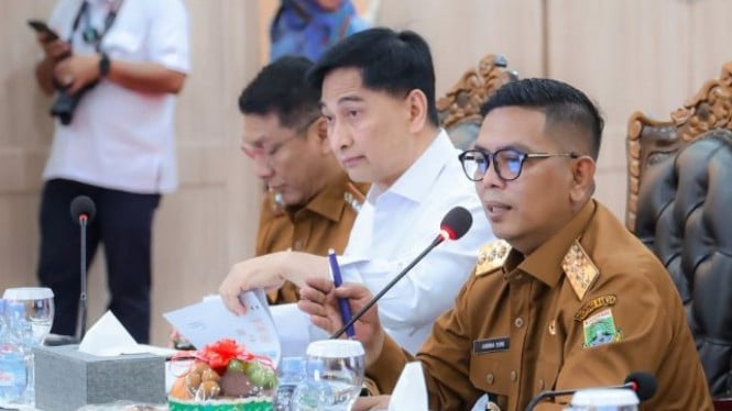 Wagub Banten Achmad Dimyati Natakusumah (tengah).