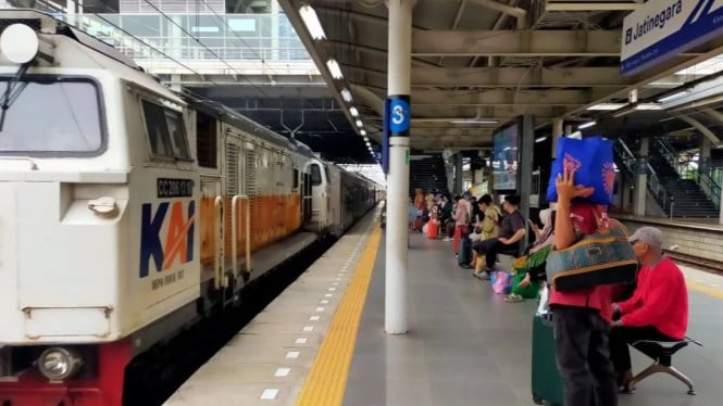Penumpang kereta api jarak jauh di Stasiun Jatinegara, Jakarta