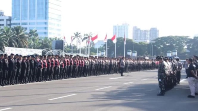 Ribuan personel pengamanan demonstrasi di Gedung DPR