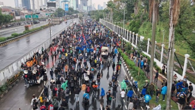 Massa aksi demonstrasi di depan Gedung DPR/MPR RI.