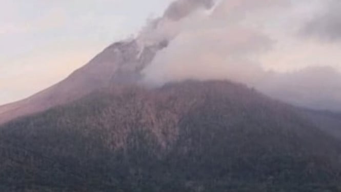 Gunung Lewotobi Laki-Laki di Kabupaten Flores Timur, NTT erupsi.