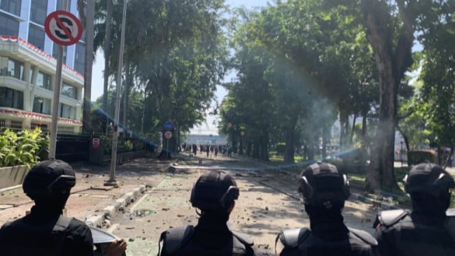 Petugas Brimob bangun barikade di depan Mako