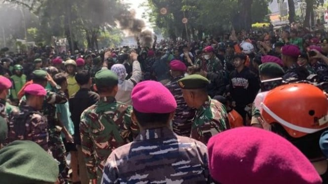 Prajurit TNI mengajak massa berdialog.