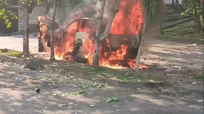 Mobil Plat Merah Dibakar Massa