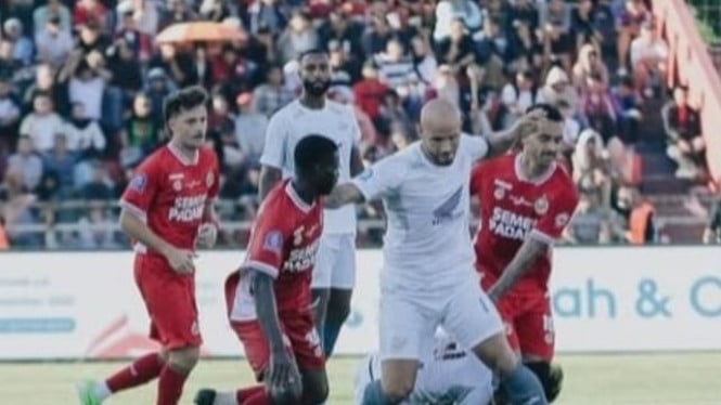 Pemain PSM Makassar saat lawan Semen Padang