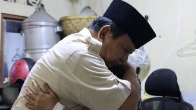 Prabowo saat melayat ke rumah driver ojol Affan Kurniawan.