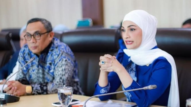 Ketua Fraksi PAN Putri Zulkifli Hasan (kanan).
