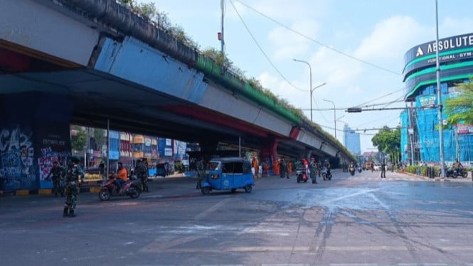 Kendaraan saat melintas di bawang jalan layang Senen, Jakarta.