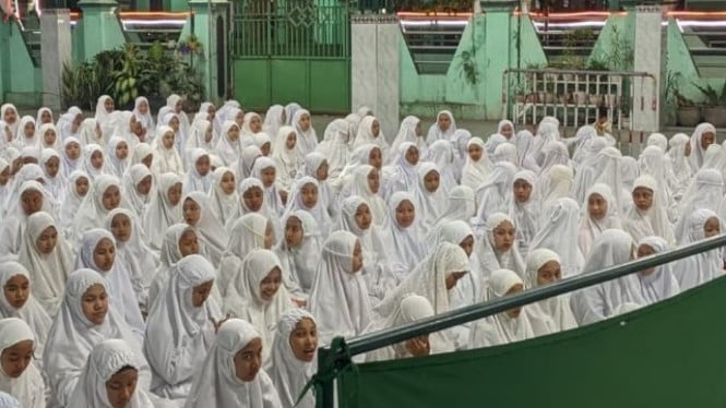 santri menggelar salat gaib dan doa bersama.