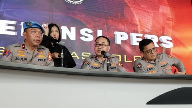 Karo Penmas Polri Brigjen Pol. Trunoyudo Wisnu Andiko (tengah),