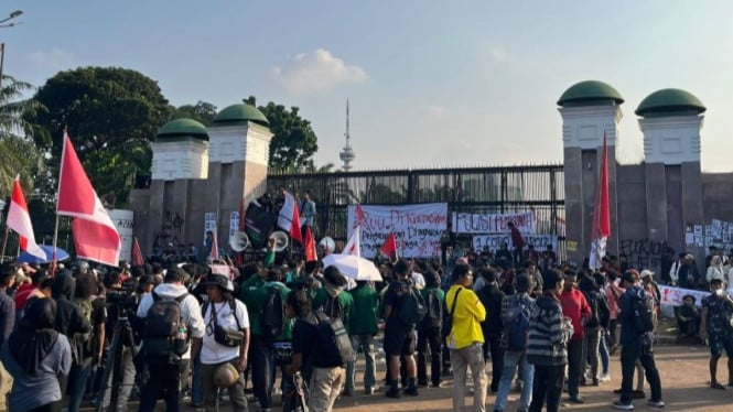 Suasana aksi unjuk rasa di depan gerbang utama Gedung DPR.