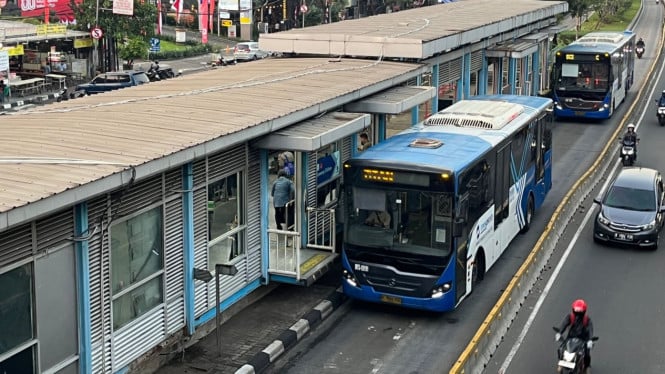 Bus Transjakarta di Halte Cawang Cililitan.