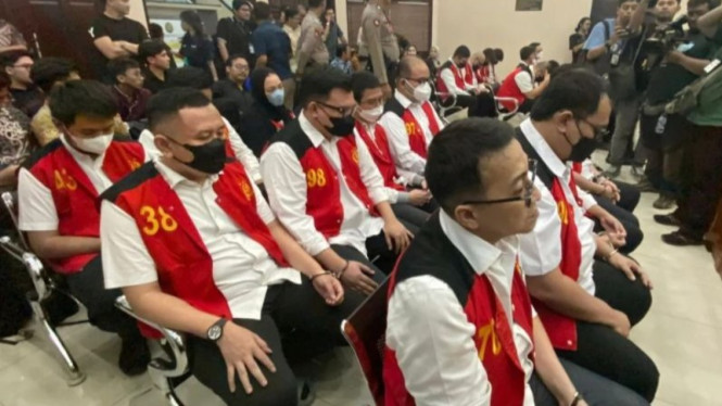 Arsip foto - Para terdakwa kasus situs judi online.