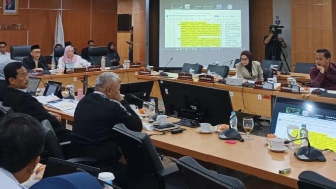 Astrid Khairunisha atau Astrid Kuya (kedua kanan) saat rapat DPRD DKI