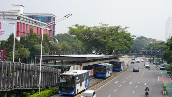 Halte Bundaran Senayan diuji coba fungsional setelah perbaikan.