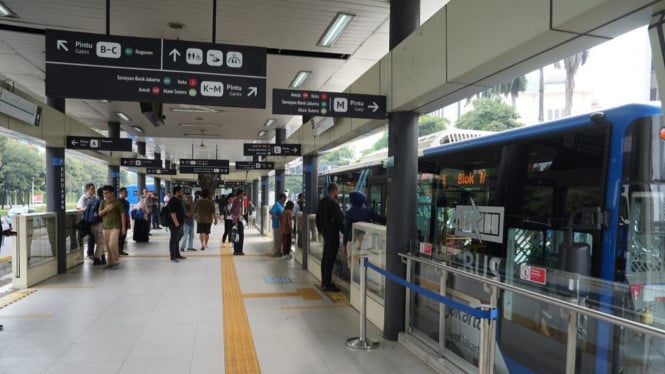 Halte Bundaran Senayan diuji coba fungsional setelah perbaikan.