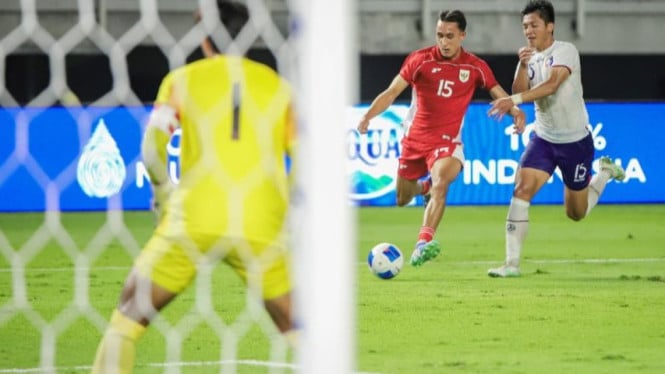 Pesepakbola Indonesia Miliano Jonathans (tengah).