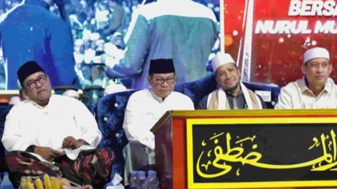 Gubernur DKI Jakarta Pramono Anung (tengah).