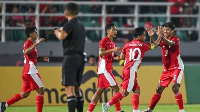 Pesepak bola Timnas Indonesia U-23 Arkhan Fikri (kedua kanan).
